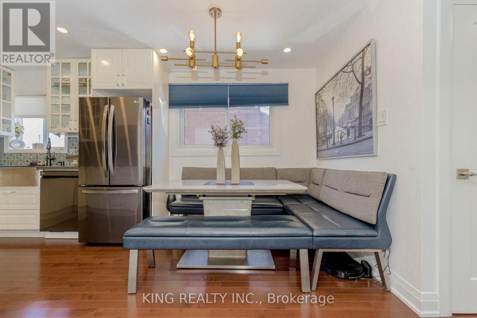 28 Ainslie Avenue, Hamilton, ON - Indoor Photo Showing Kitchen With Upgraded Kitchen