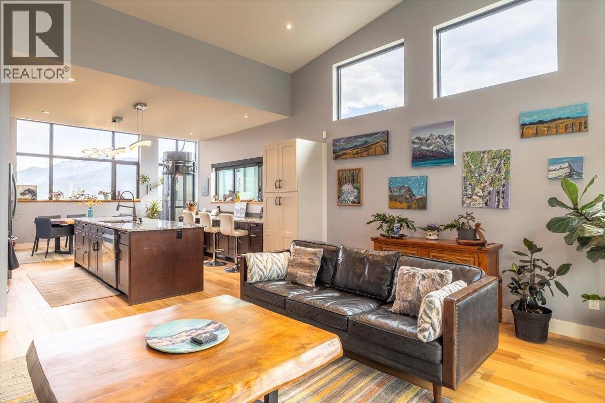 5416 Resort Drive, Fernie, BC - Indoor Photo Showing Living Room