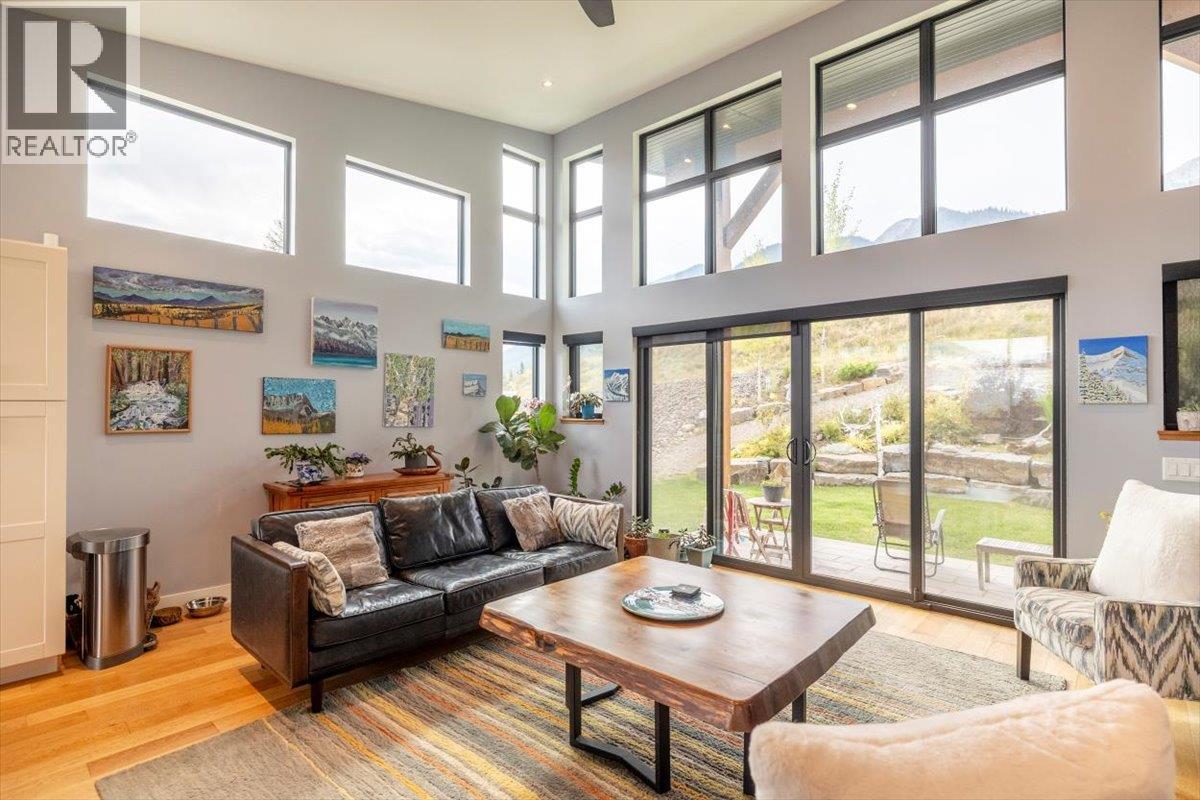 5416 Resort Drive, Fernie, BC - Indoor Photo Showing Living Room