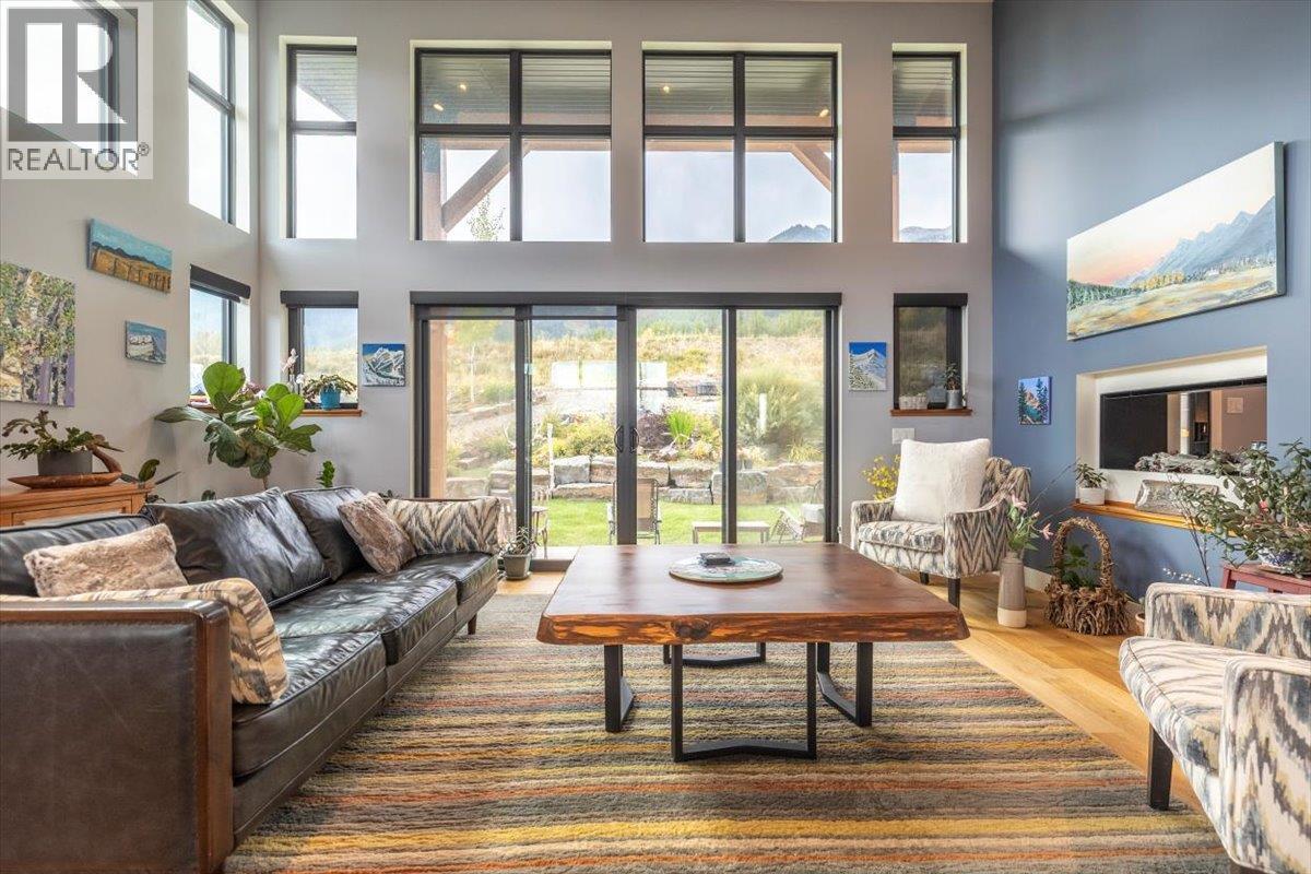 5416 Resort Drive, Fernie, BC - Indoor Photo Showing Living Room