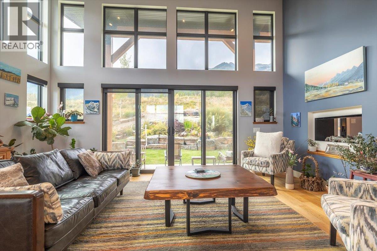 5416 Resort Drive, Fernie, BC - Indoor Photo Showing Living Room