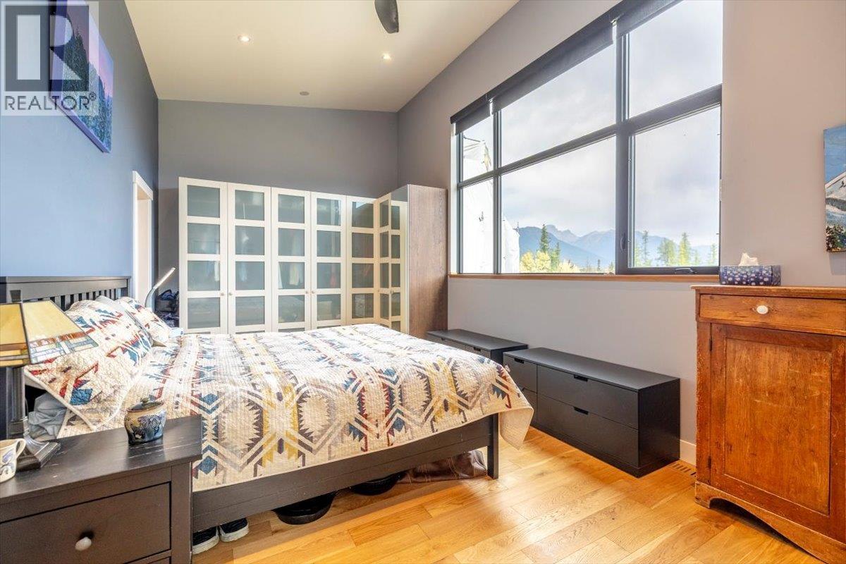 5416 Resort Drive, Fernie, BC - Indoor Photo Showing Bedroom