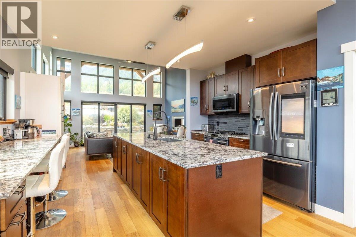 5416 Resort Drive, Fernie, BC - Indoor Photo Showing Kitchen With Double Sink With Upgraded Kitchen