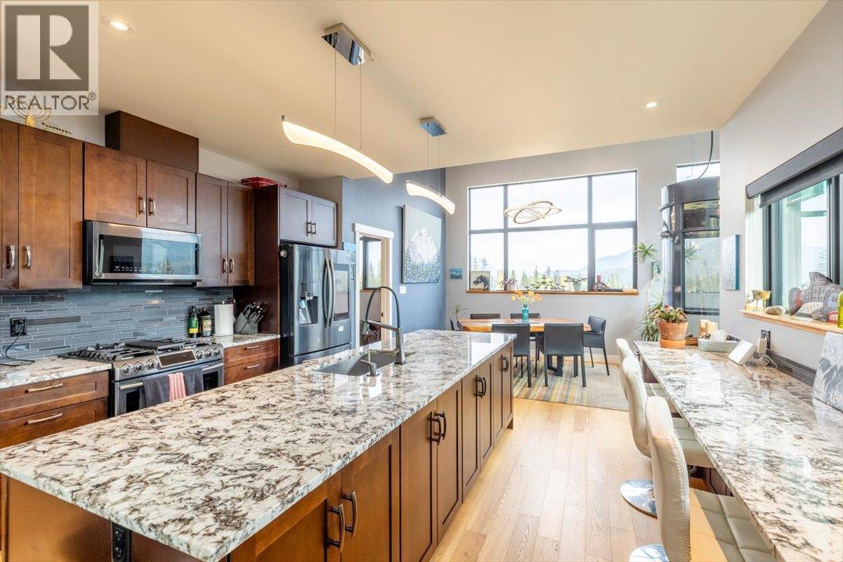 5416 Resort Drive, Fernie, BC - Indoor Photo Showing Kitchen With Upgraded Kitchen