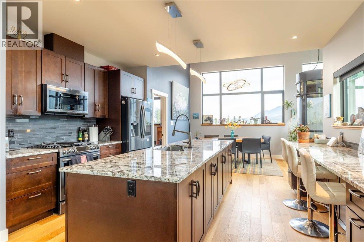 5416 Resort Drive, Fernie, BC - Indoor Photo Showing Kitchen With Upgraded Kitchen