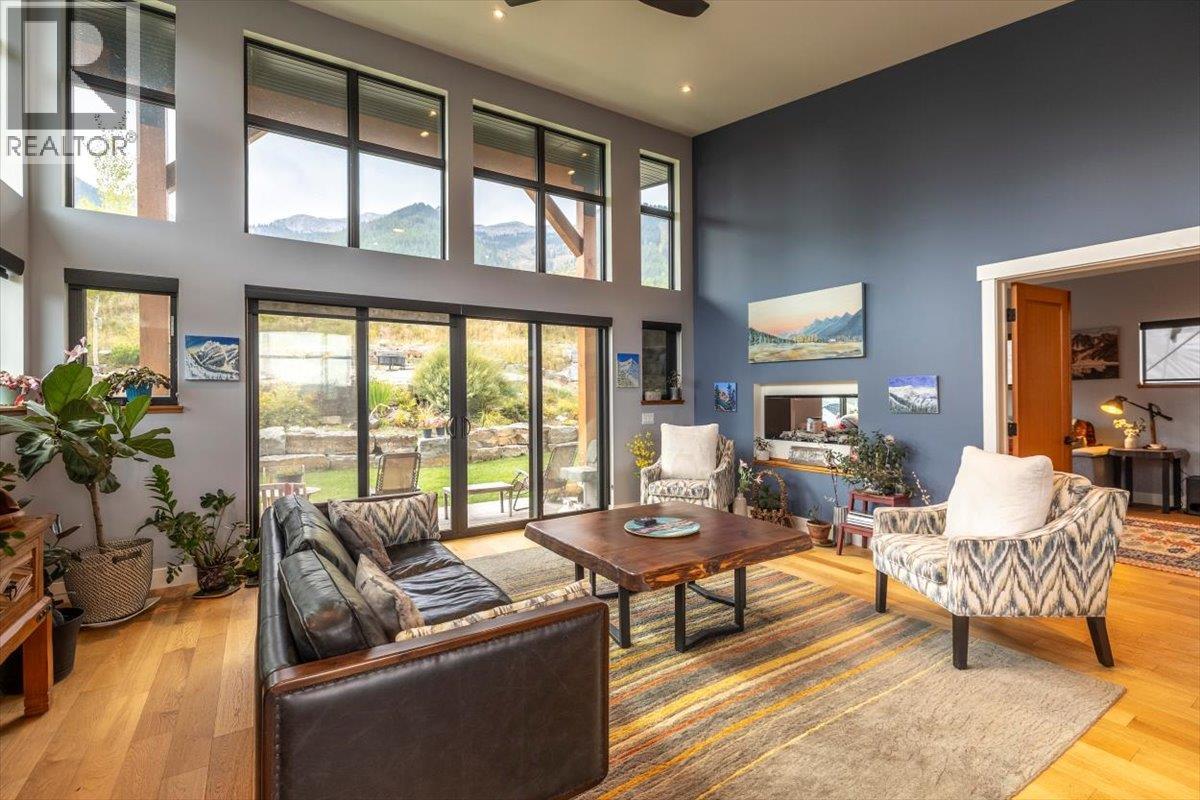 5416 Resort Drive, Fernie, BC - Indoor Photo Showing Living Room