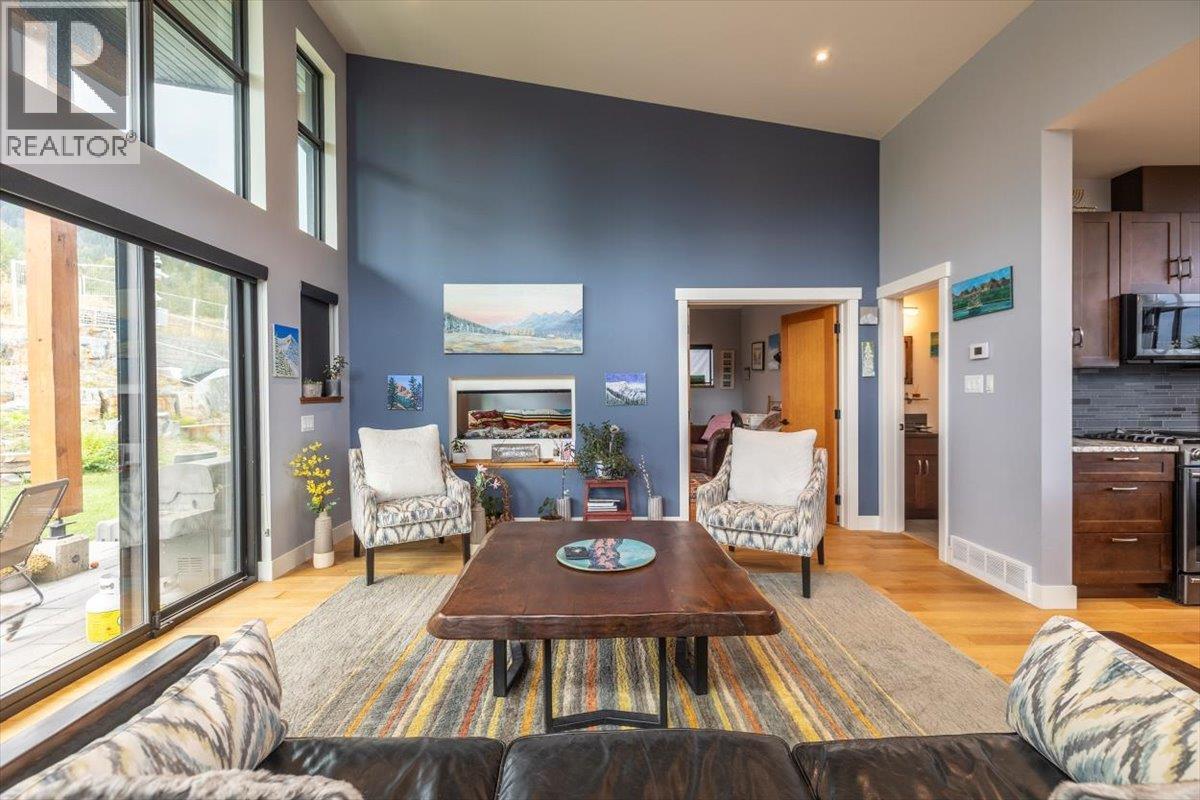 5416 Resort Drive, Fernie, BC - Indoor Photo Showing Living Room