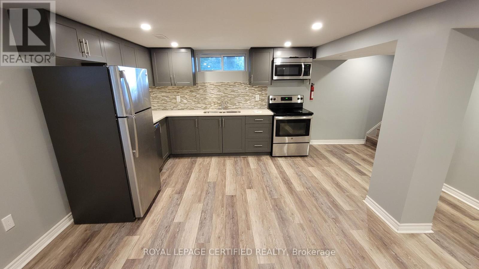 2 - 892 Fennell Avenue E, Hamilton, ON - Indoor Photo Showing Kitchen With Upgraded Kitchen