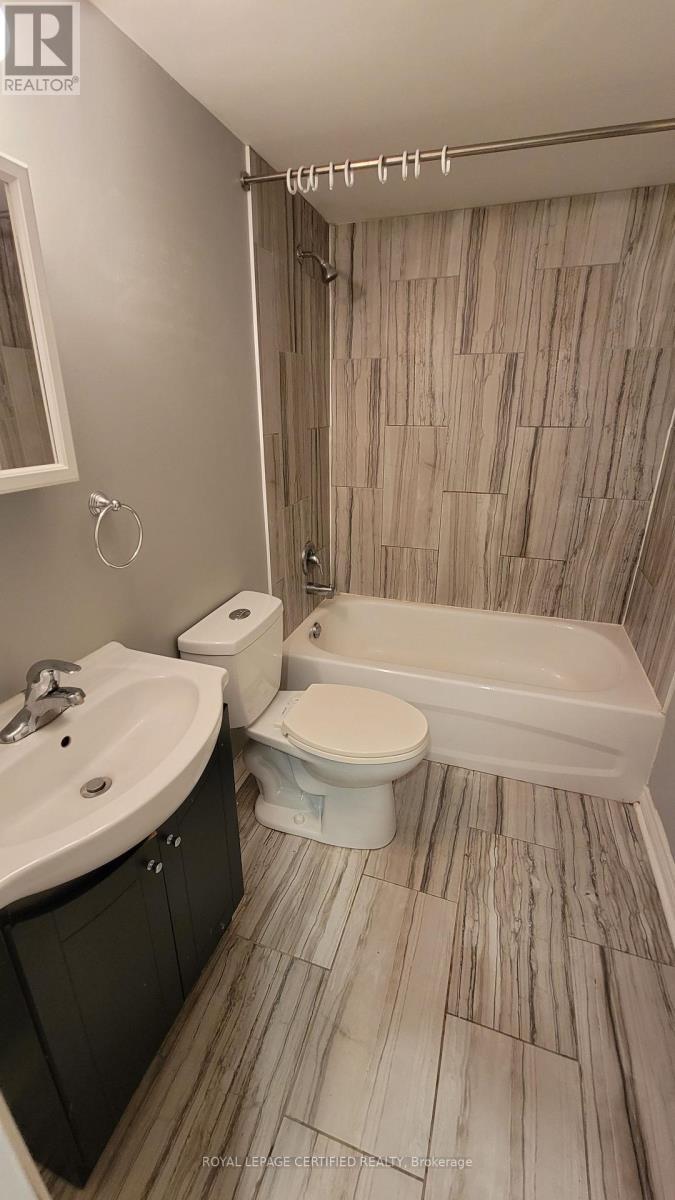 2 - 892 Fennell Avenue E, Hamilton, ON - Indoor Photo Showing Bathroom