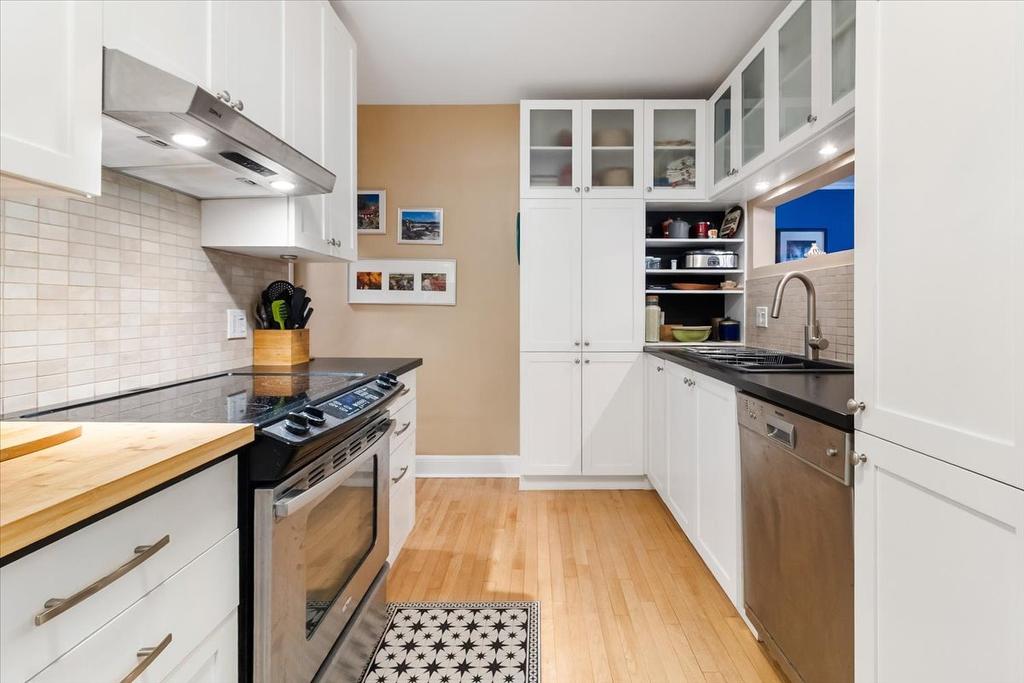 Cuisine - 2-2850 Av. Willowdale, Montréal (Côte-Des-Neiges/Notre-Dame-De-Grâce), QC - Indoor Photo Showing Kitchen