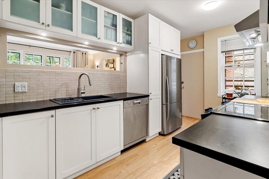 Cuisine - 2-2850 Av. Willowdale, Montréal (Côte-Des-Neiges/Notre-Dame-De-Grâce), QC - Indoor Photo Showing Kitchen With Double Sink