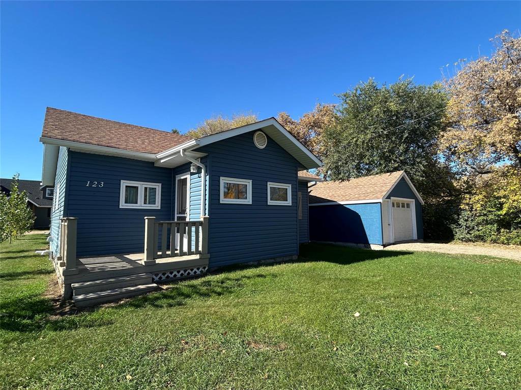 123 Fanny Street, Carberry, MB - Outdoor