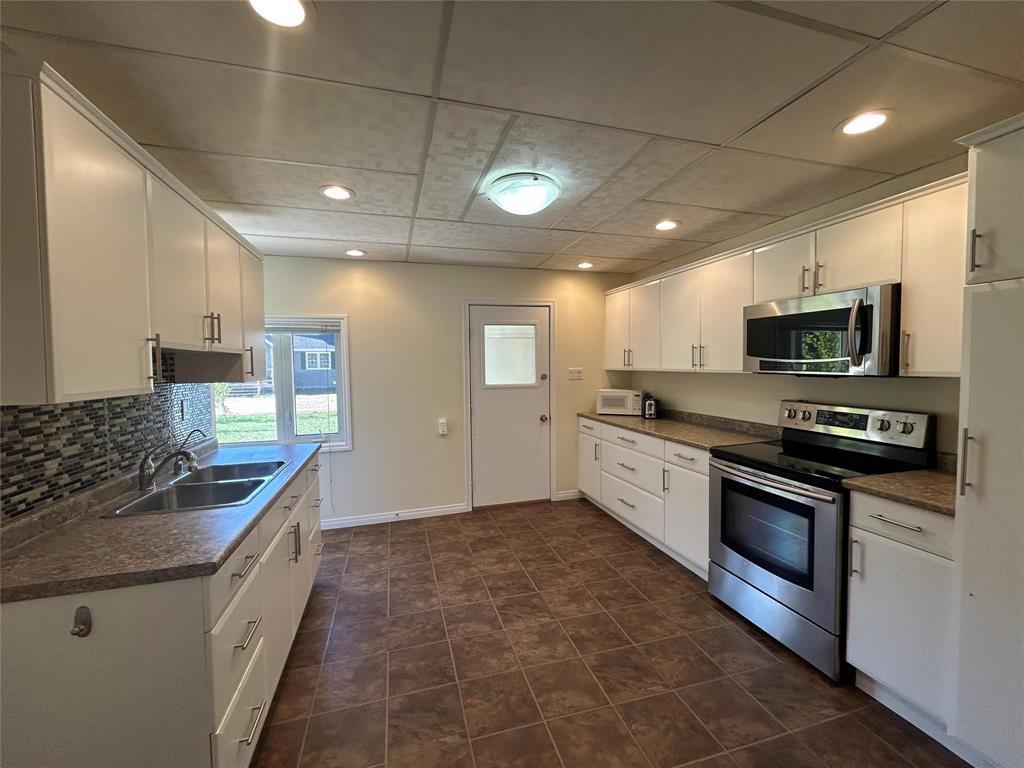 123 Fanny Street, Carberry, MB - Indoor Photo Showing Kitchen With Double Sink