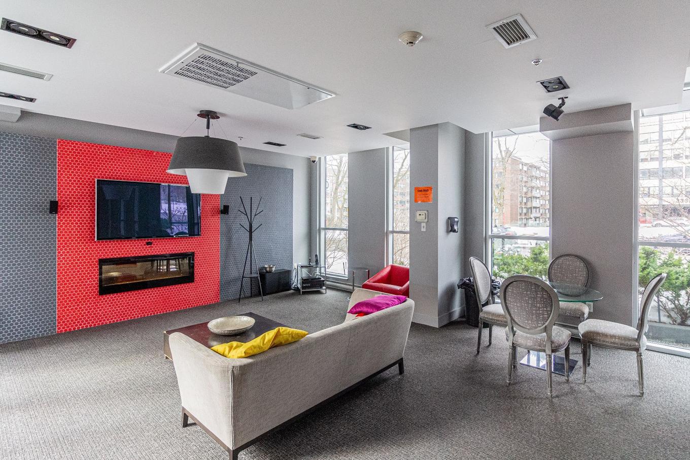 Salle communautaire - 205-3300 Av. Troie, Montréal (Côte-Des-Neiges/Notre-Dame-De-Grâce), QC - Indoor Photo Showing Living Room With Fireplace