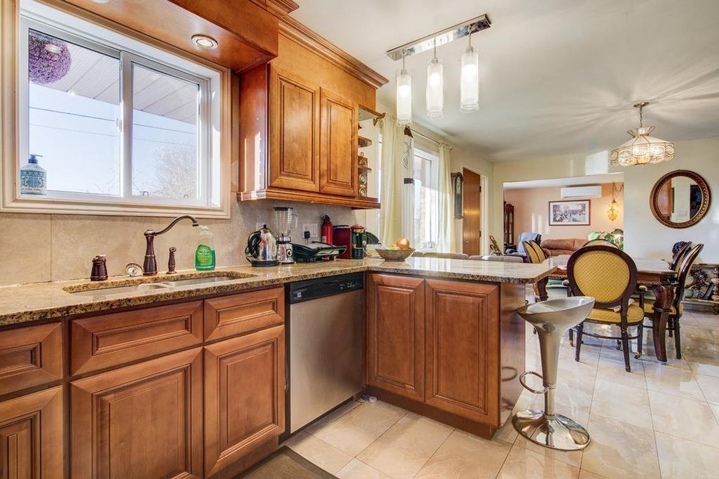 Kitchen - 3925 Rue Duvernay, Longueuil (Saint-Hubert), QC - Indoor Photo Showing Kitchen With Double Sink