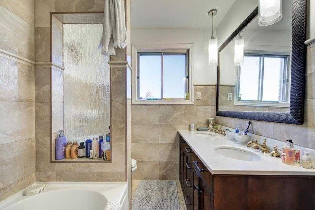 Bathroom - 3925 Rue Duvernay, Longueuil (Saint-Hubert), QC - Indoor Photo Showing Bathroom