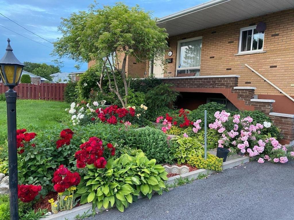 Frontage - 3925 Rue Duvernay, Longueuil (Saint-Hubert), QC - Outdoor