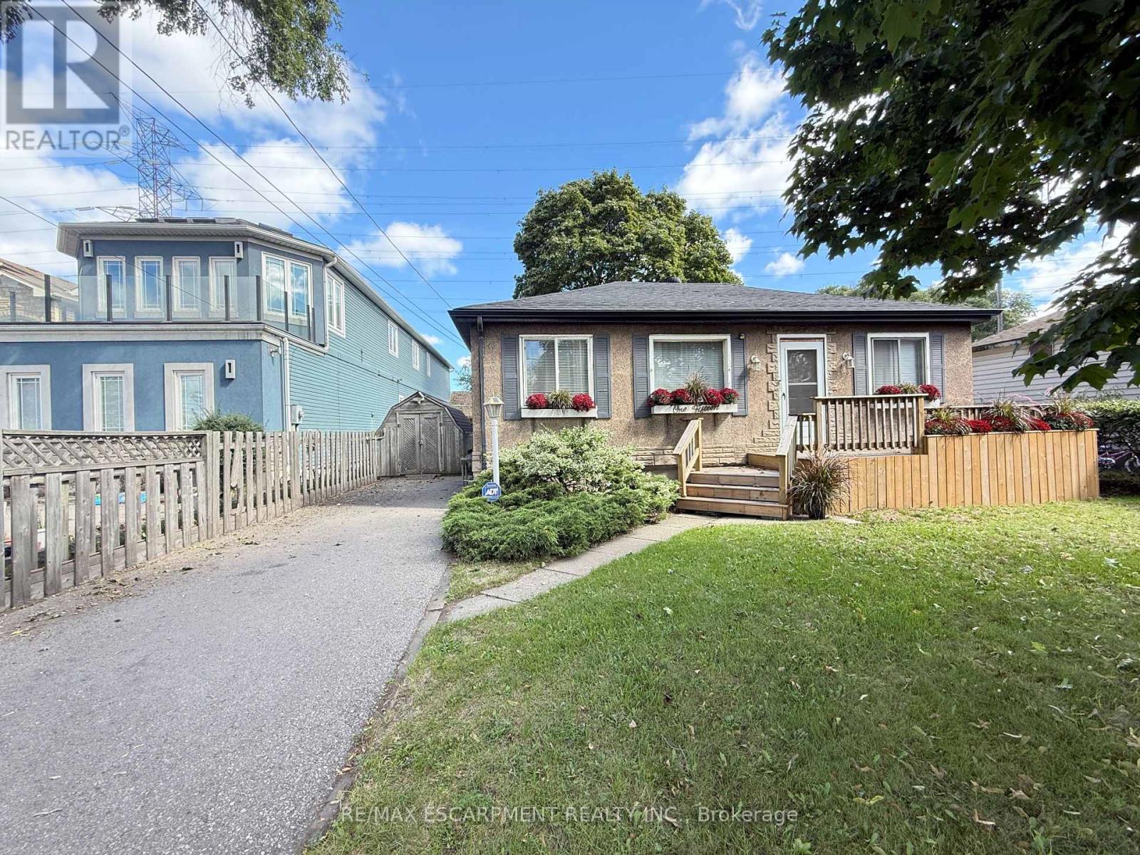 115 Beach Boulevard, Hamilton, ON - Outdoor With Facade