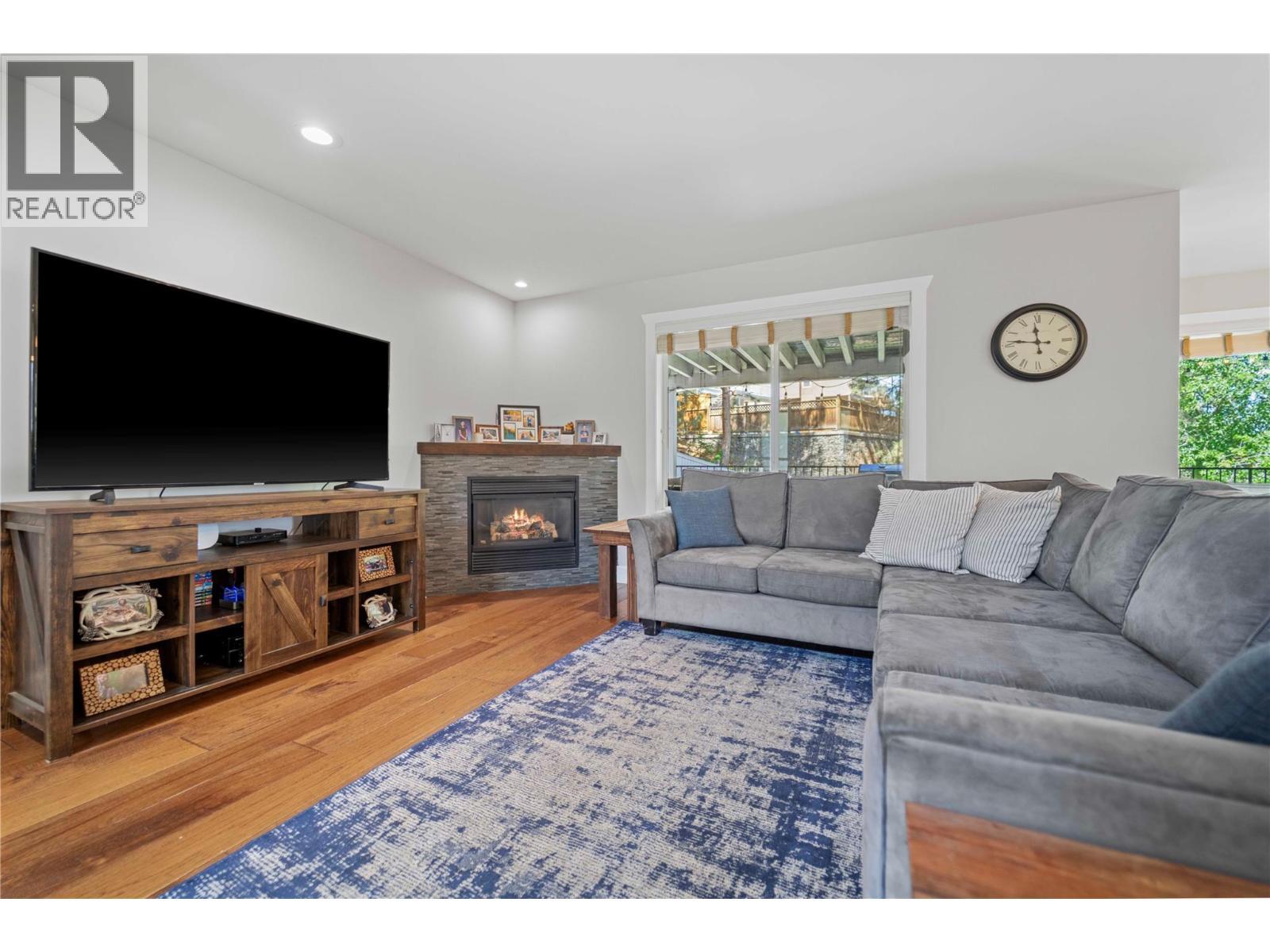 1548 Assiniboine Road, Kamloops, BC - Indoor Photo Showing Living Room With Fireplace