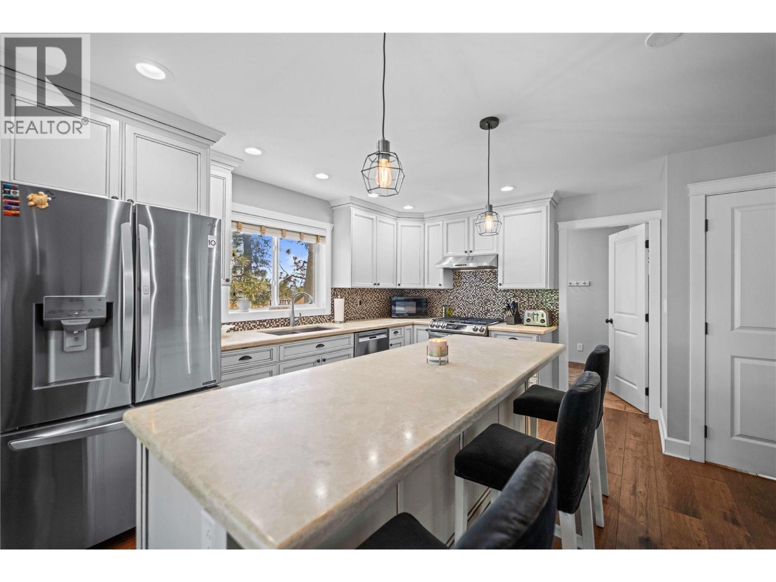 1548 Assiniboine Road, Kamloops, BC - Indoor Photo Showing Kitchen With Upgraded Kitchen