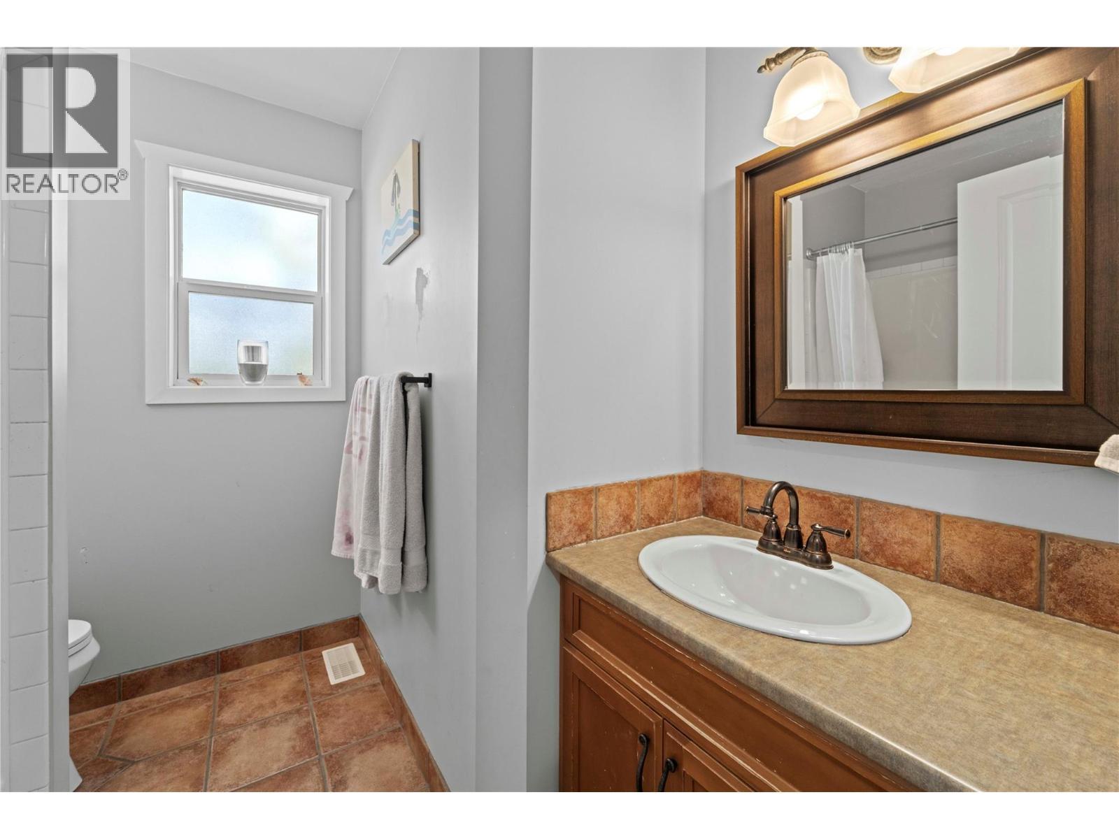 1548 Assiniboine Road, Kamloops, BC - Indoor Photo Showing Bathroom