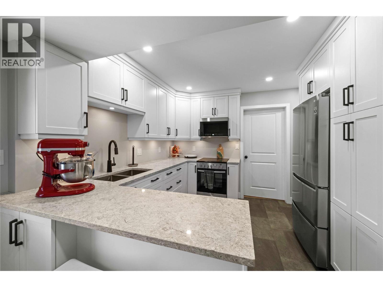 1548 Assiniboine Road, Kamloops, BC - Indoor Photo Showing Kitchen With Double Sink With Upgraded Kitchen