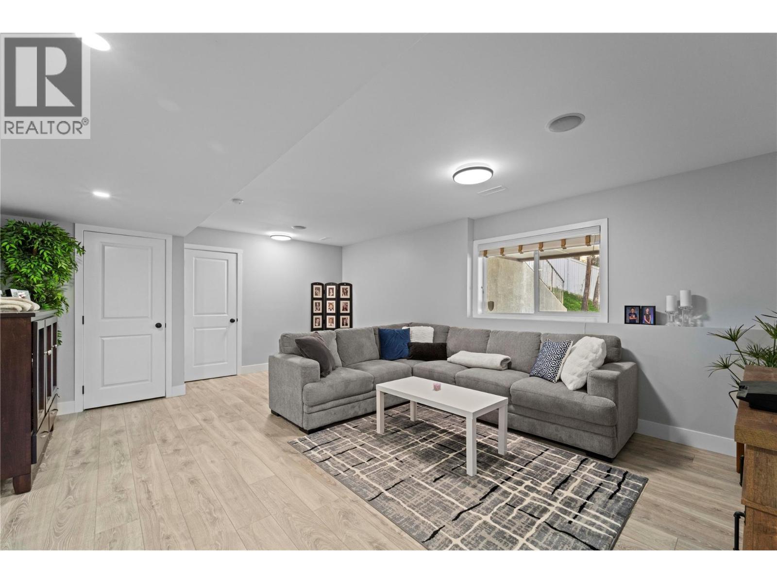 1548 Assiniboine Road, Kamloops, BC - Indoor Photo Showing Living Room