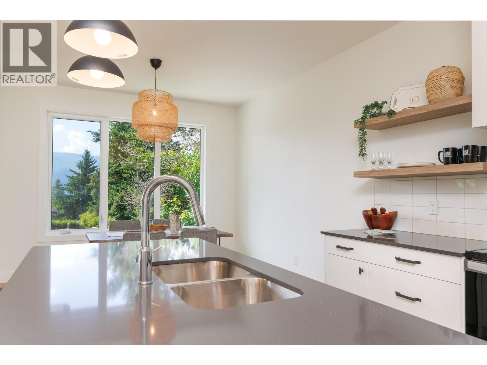 111 20 Street Se, Salmon Arm, BC - Indoor Photo Showing Kitchen With Double Sink