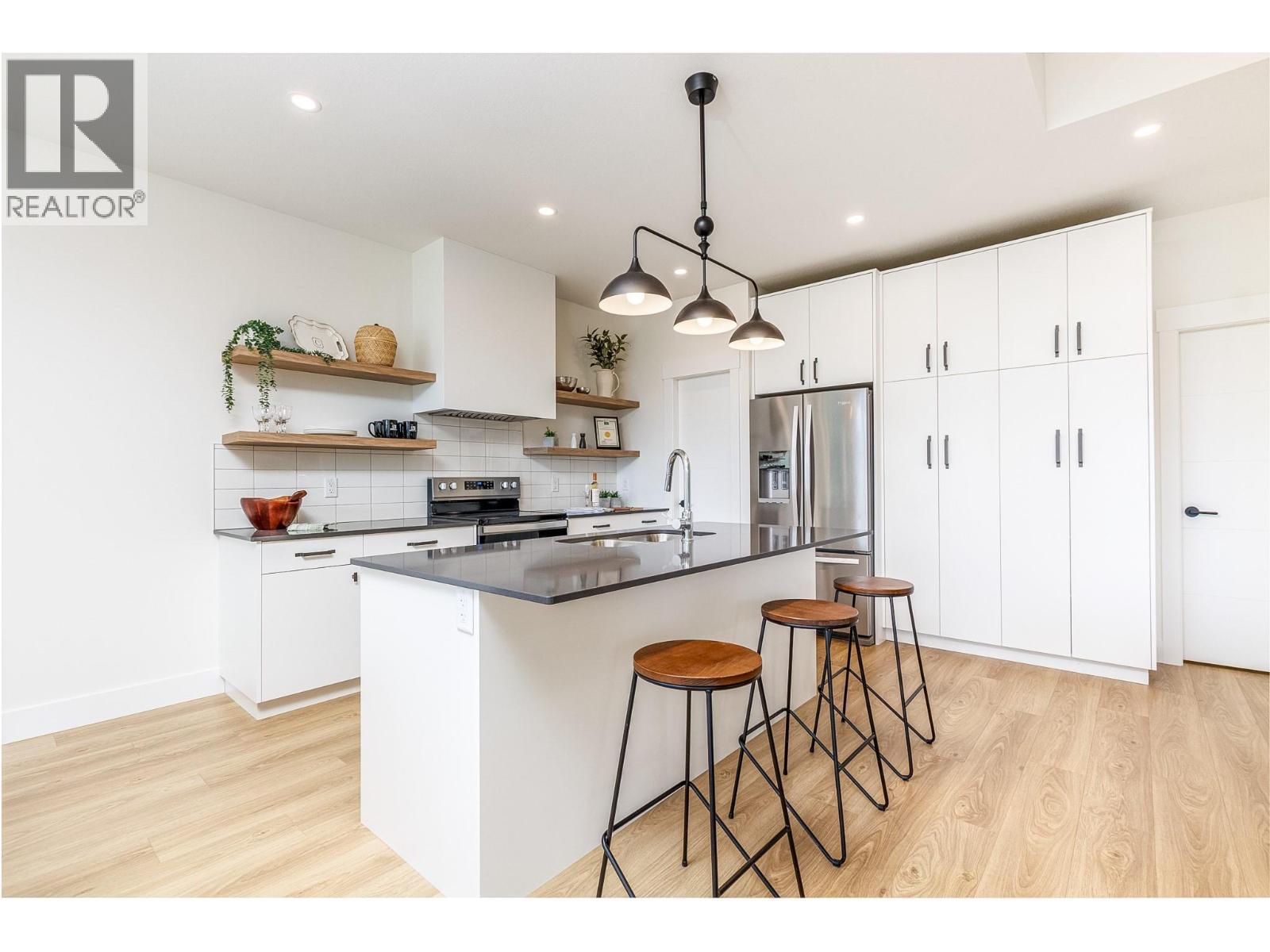111 20 Street Se, Salmon Arm, BC - Indoor Photo Showing Kitchen With Upgraded Kitchen