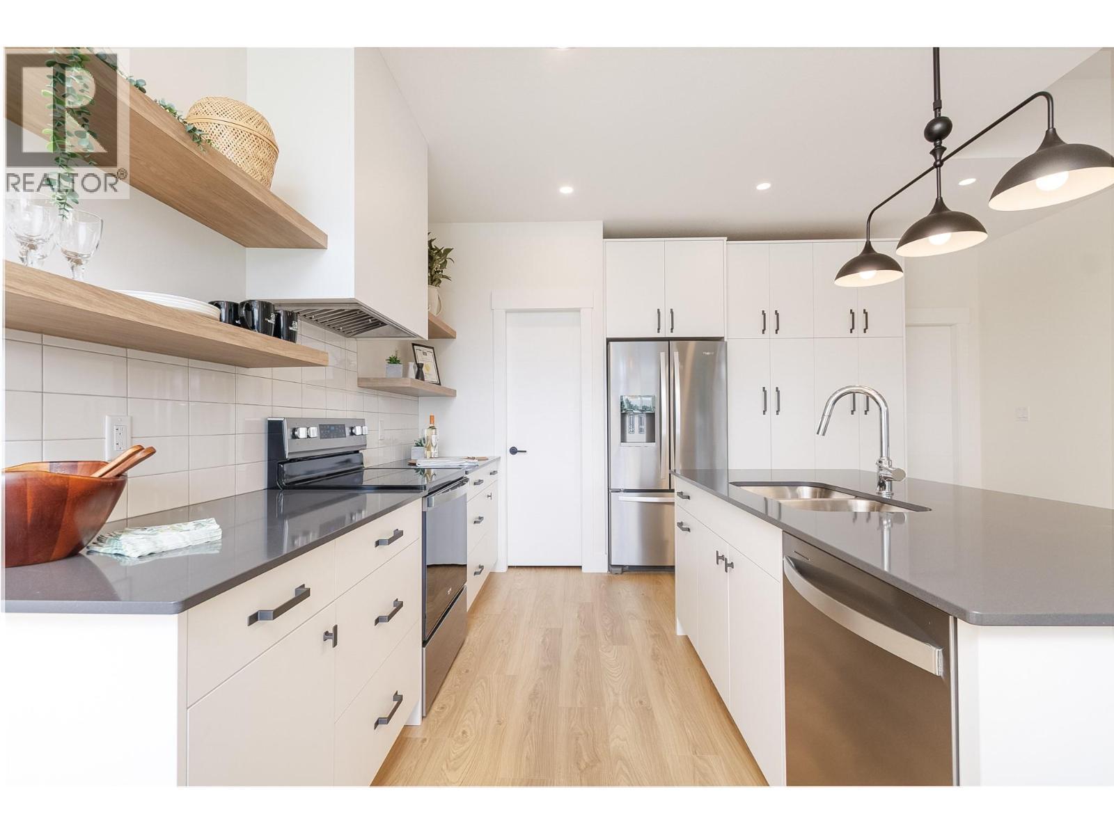 111 20 Street Se, Salmon Arm, BC - Indoor Photo Showing Kitchen With Double Sink With Upgraded Kitchen