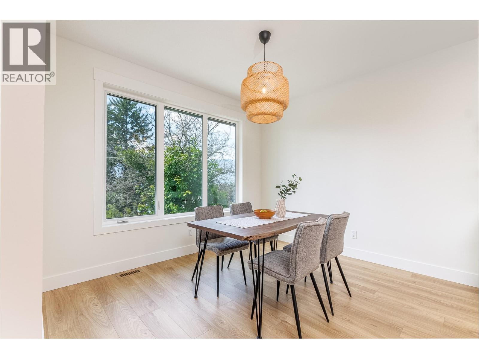 111 20 Street Se, Salmon Arm, BC - Indoor Photo Showing Dining Room