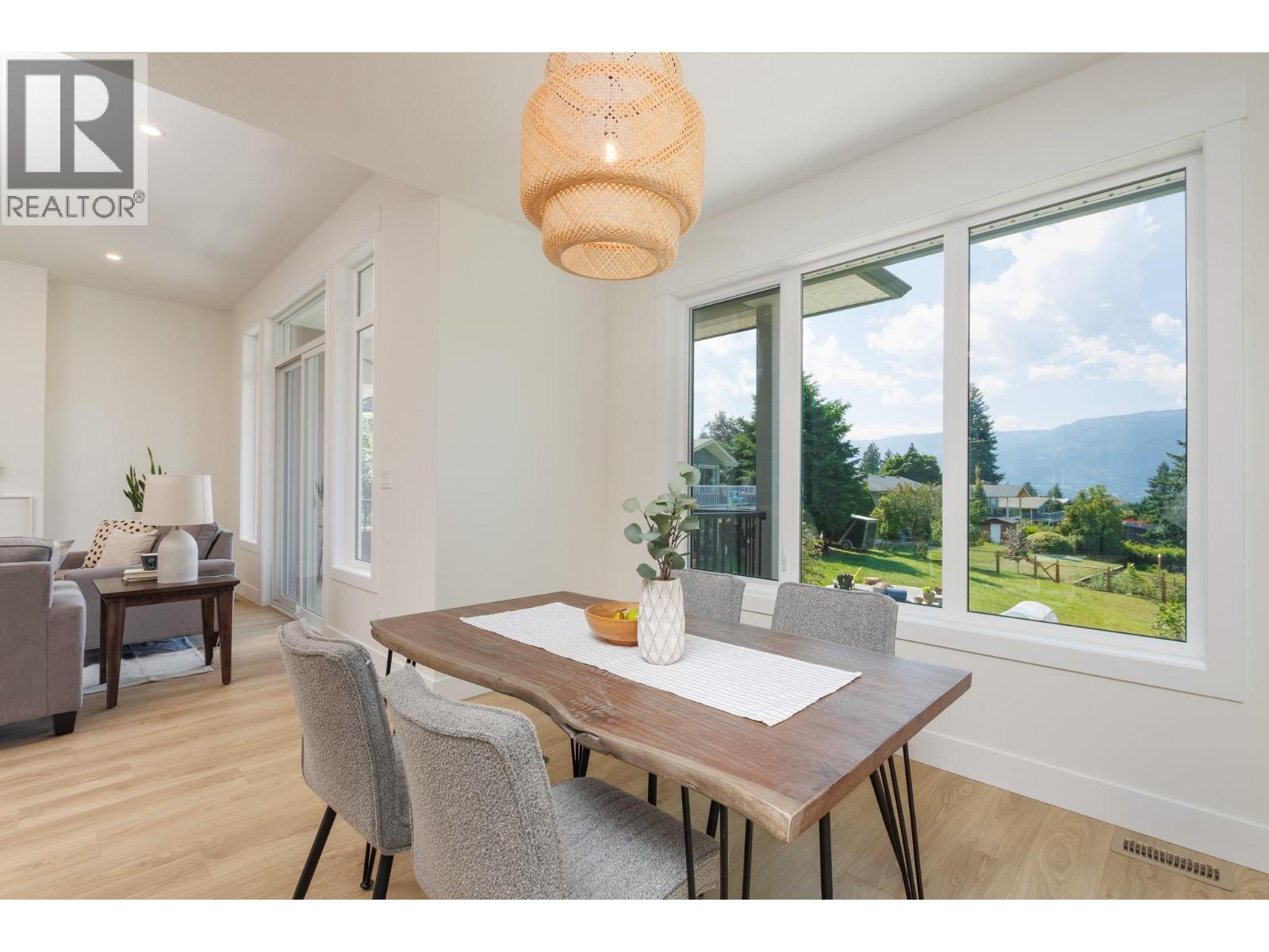111 20 Street Se, Salmon Arm, BC - Indoor Photo Showing Dining Room