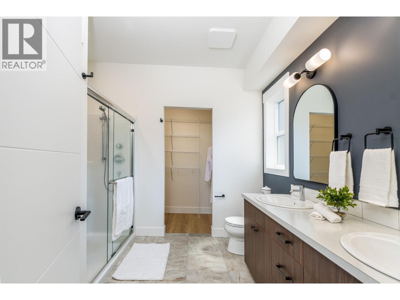 111 20 Street Se, Salmon Arm, BC - Indoor Photo Showing Bathroom