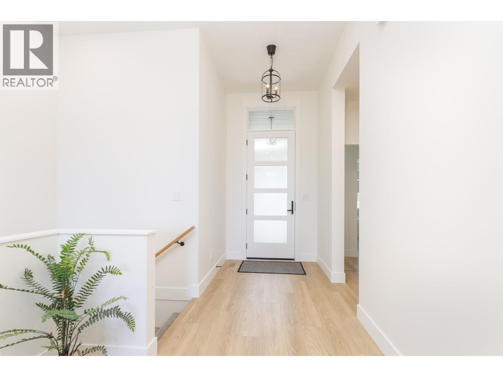 111 20 Street Se, Salmon Arm, BC - Indoor Photo Showing Other Room