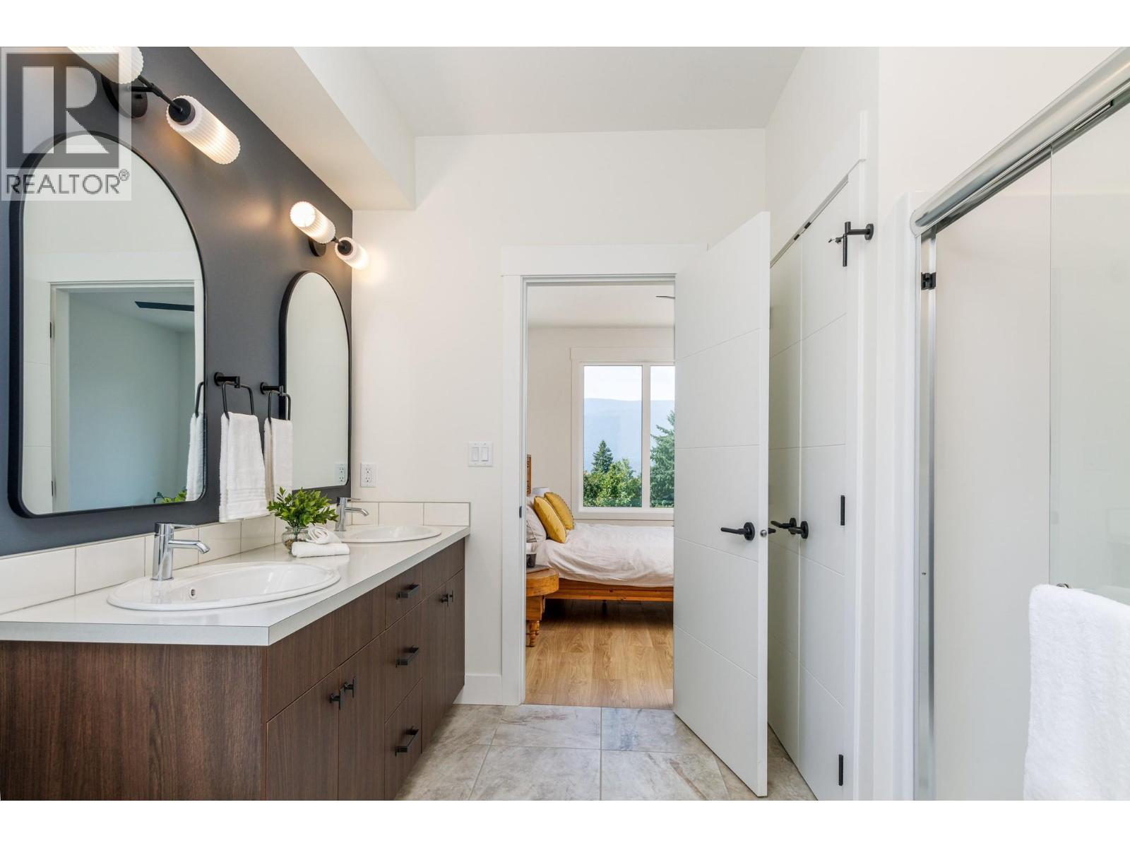 111 20 Street Se, Salmon Arm, BC - Indoor Photo Showing Bathroom