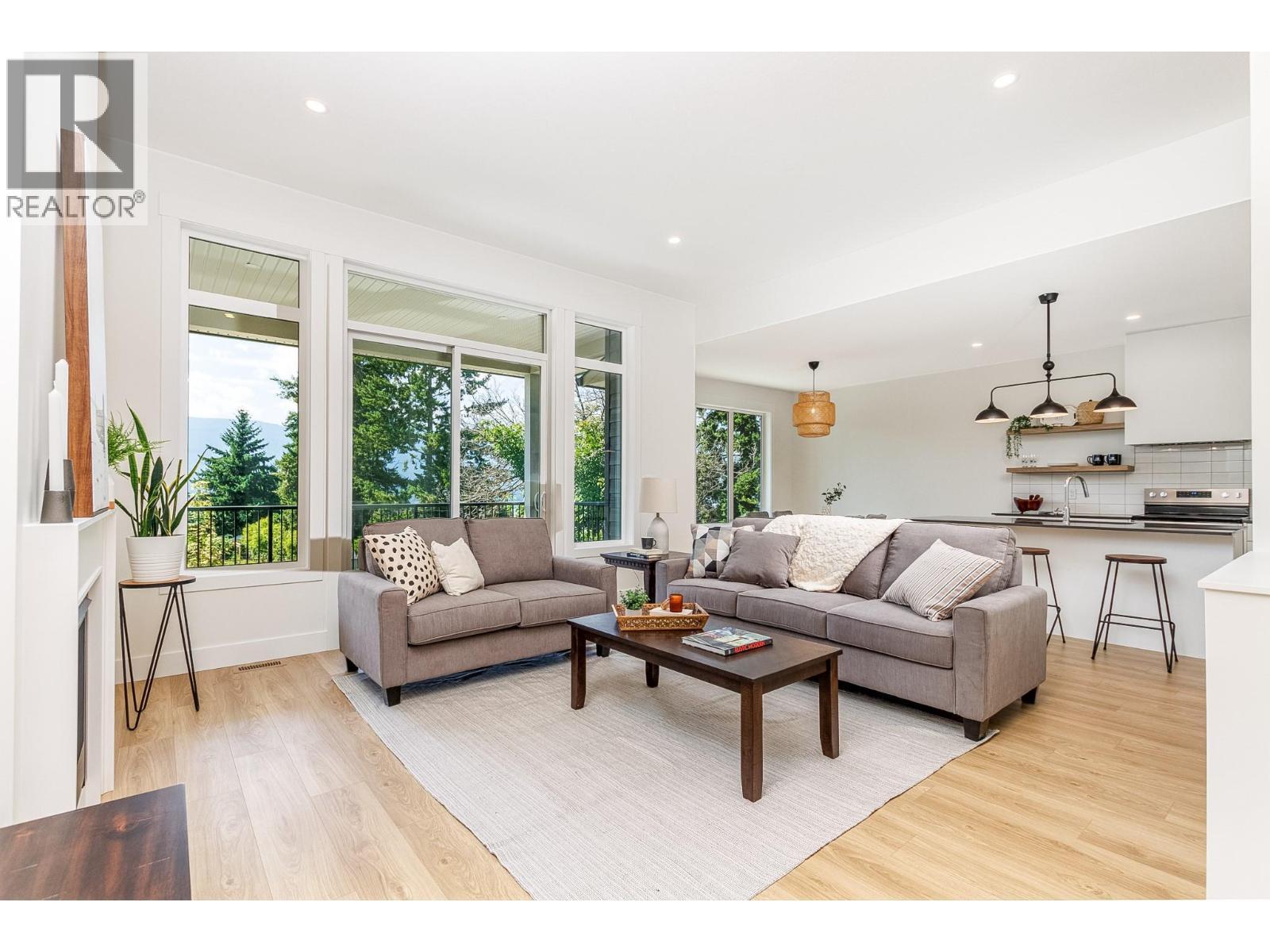 111 20 Street Se, Salmon Arm, BC - Indoor Photo Showing Living Room