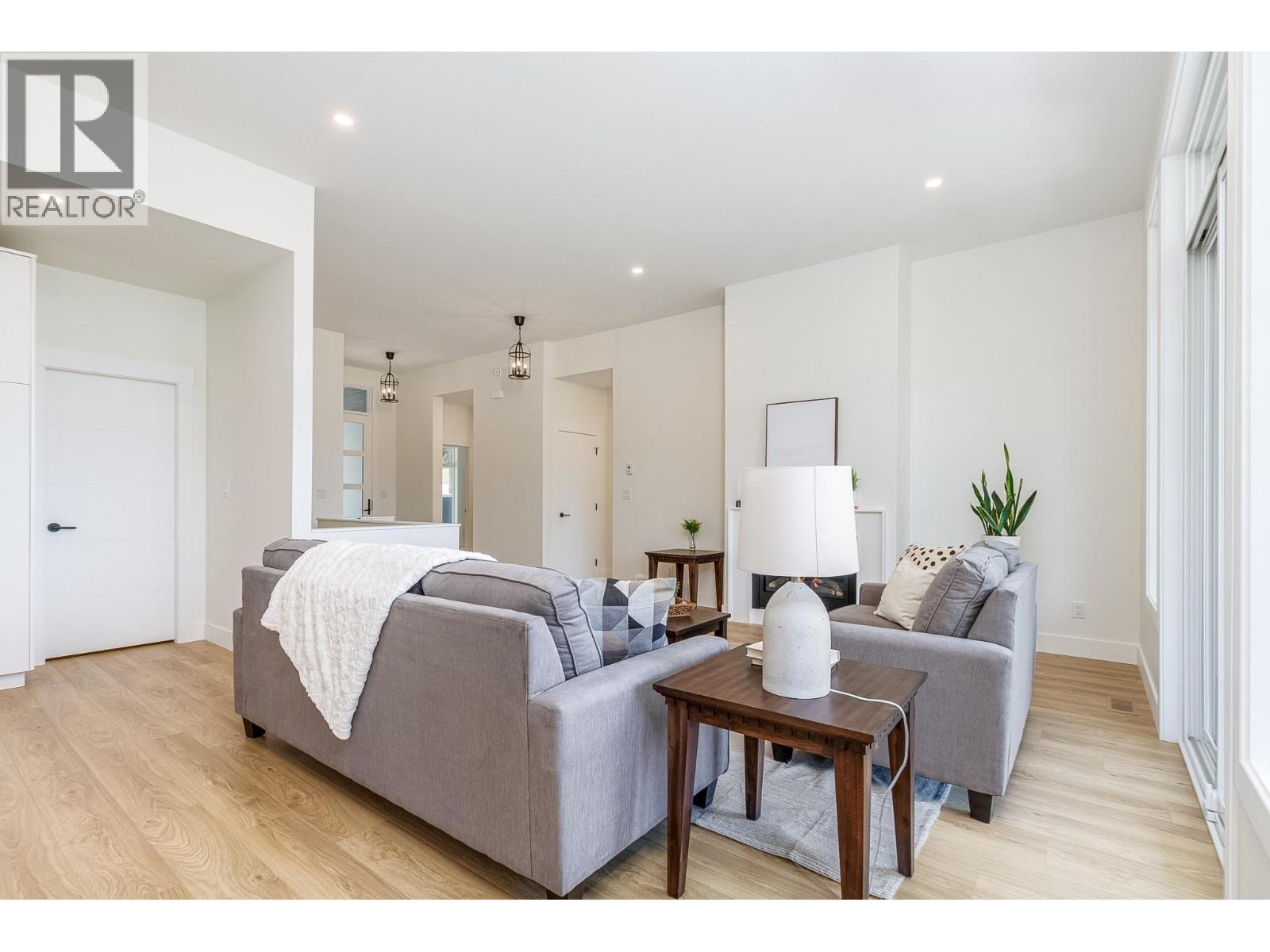 111 20 Street Se, Salmon Arm, BC - Indoor Photo Showing Living Room