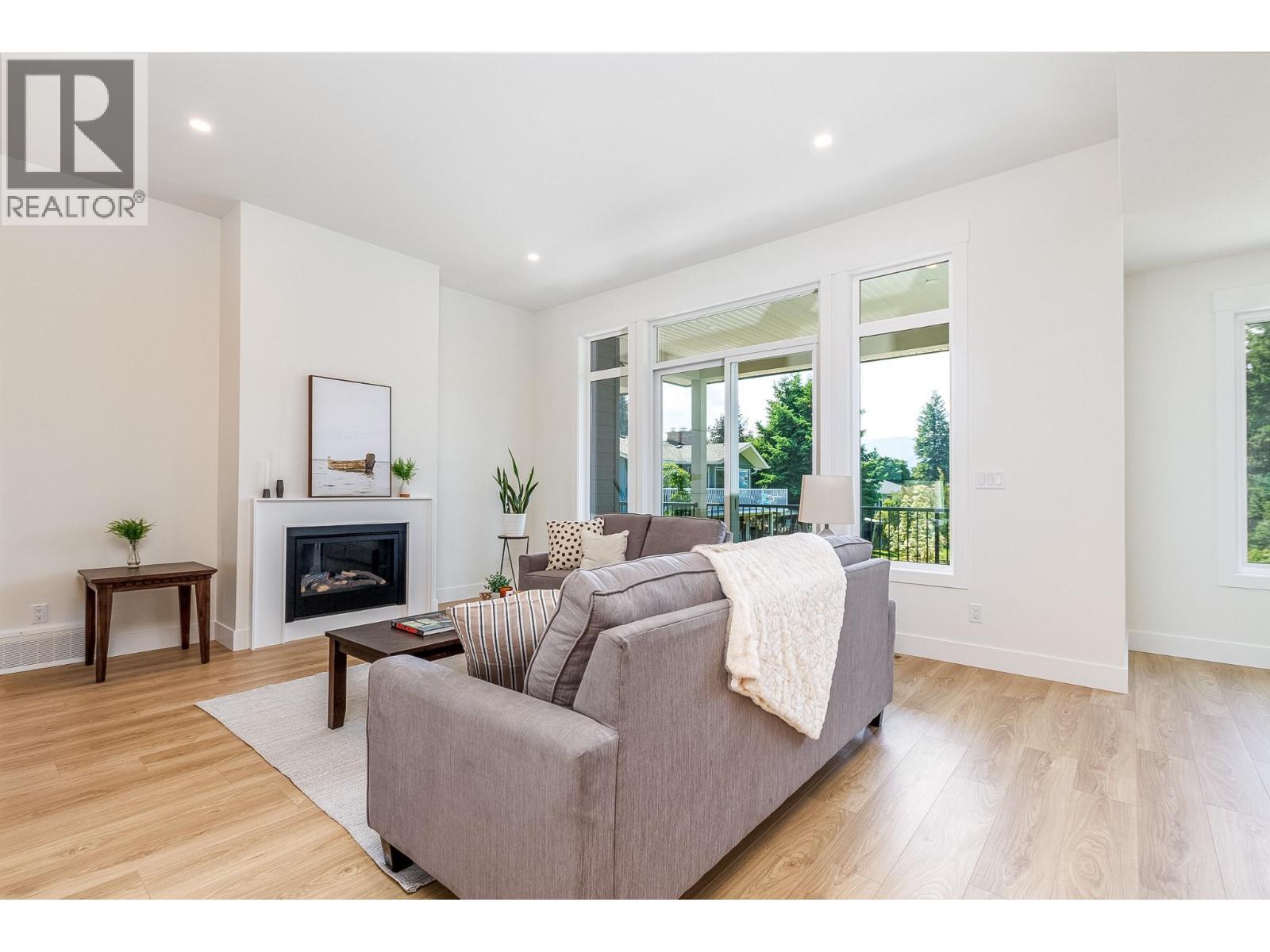 111 20 Street Se, Salmon Arm, BC - Indoor Photo Showing Living Room With Fireplace