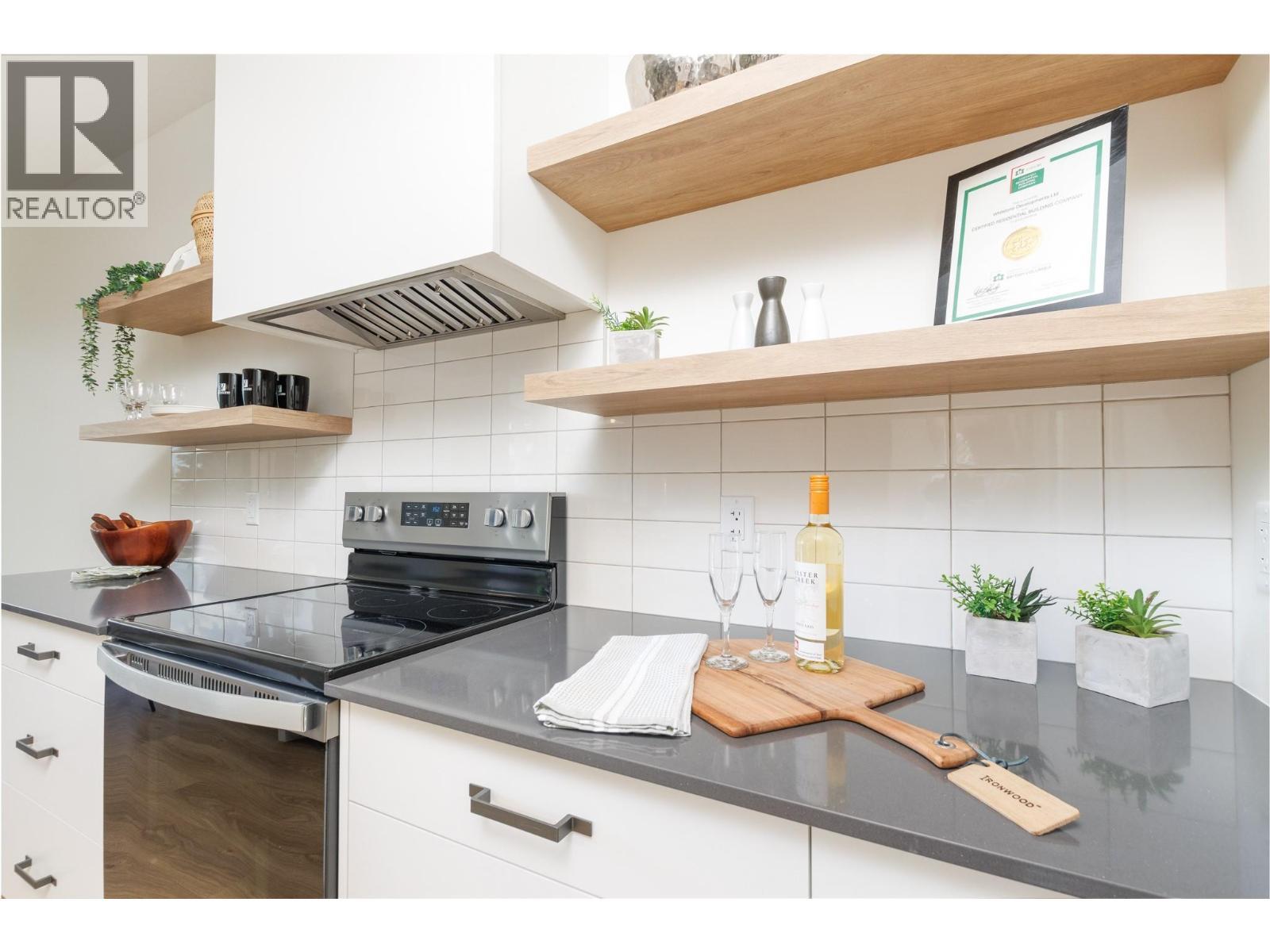 111 20 Street Se, Salmon Arm, BC - Indoor Photo Showing Kitchen