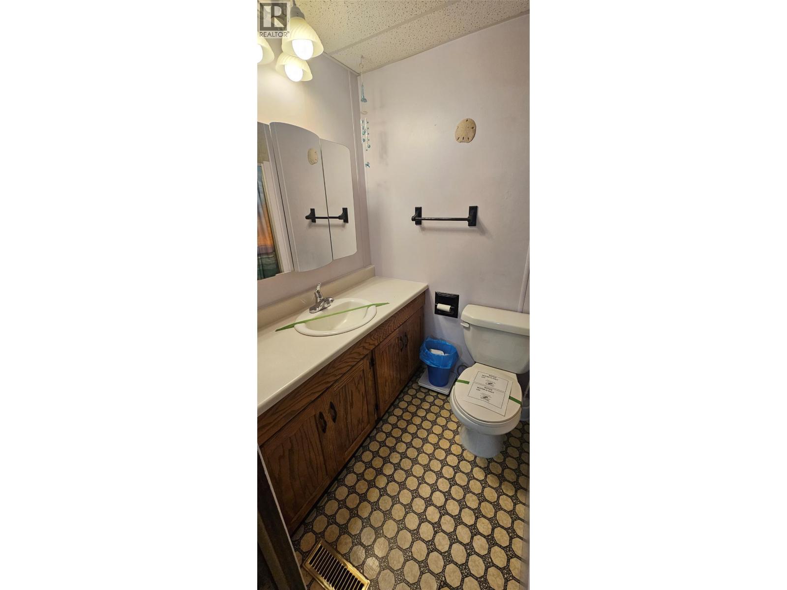 ensuite bathroom - 395 Red Cedar Crescent, Sparwood, BC