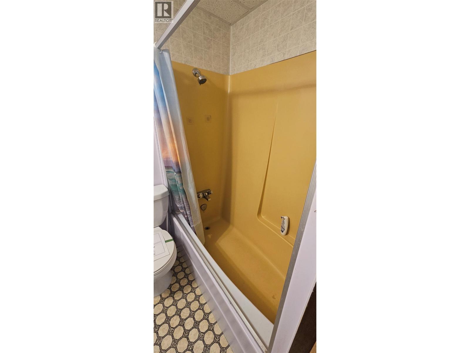 ensuite bathroom - 395 Red Cedar Crescent, Sparwood, BC