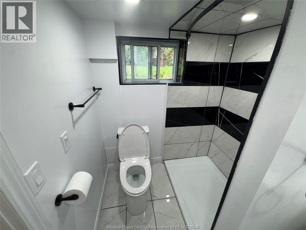 3641 Bloomfield Road, Windsor, ON - Indoor Photo Showing Bathroom