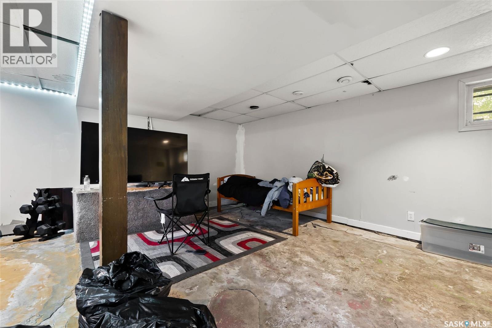 1400 Queen Street, Regina, SK - Indoor