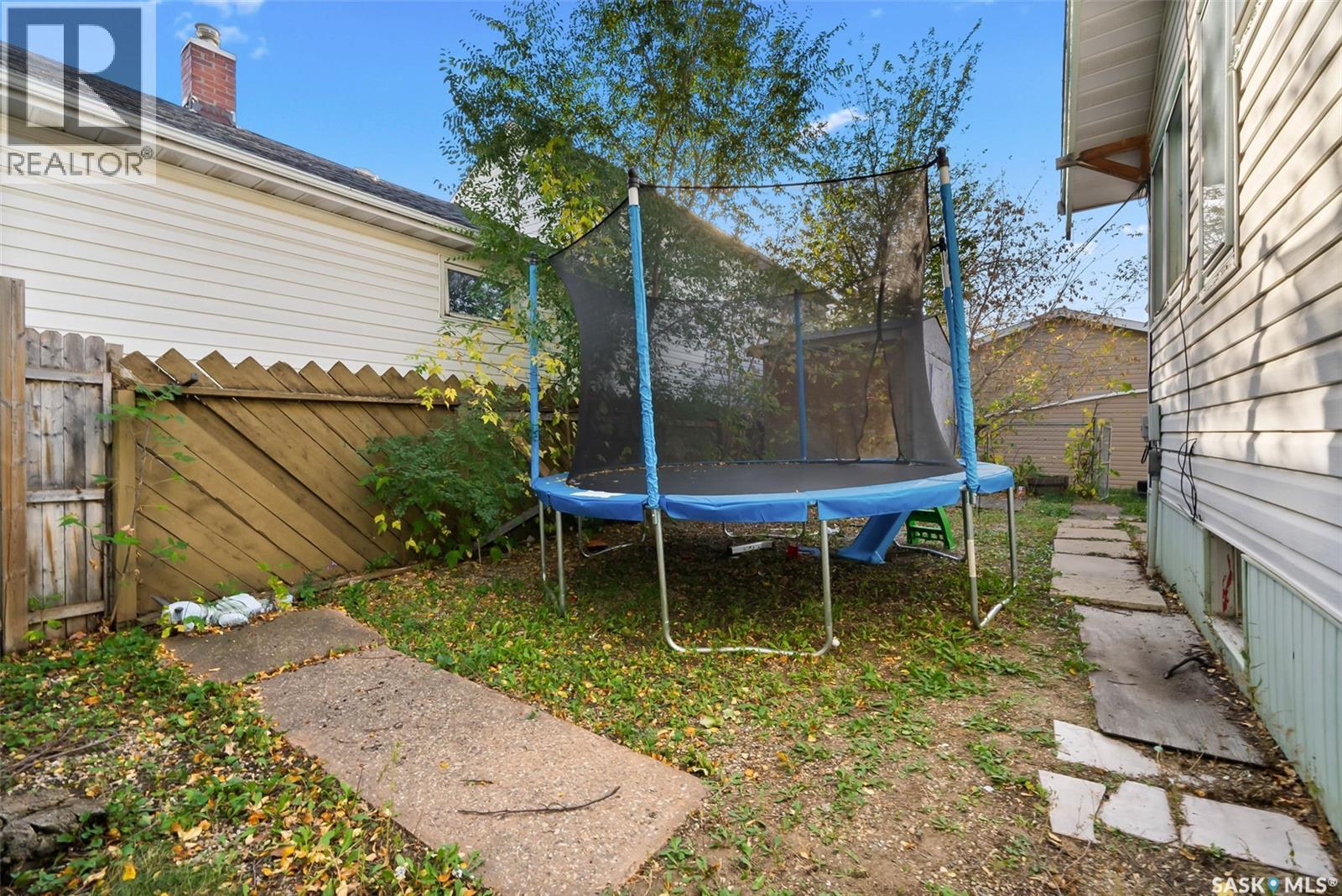 1400 Queen Street, Regina, SK - Outdoor