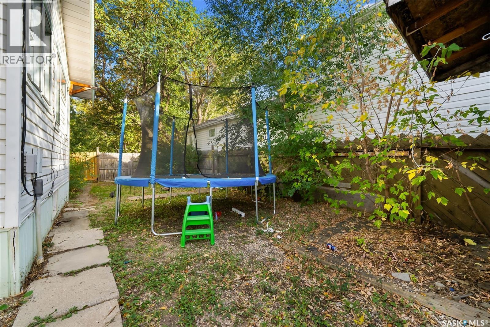 1400 Queen Street, Regina, SK - Outdoor