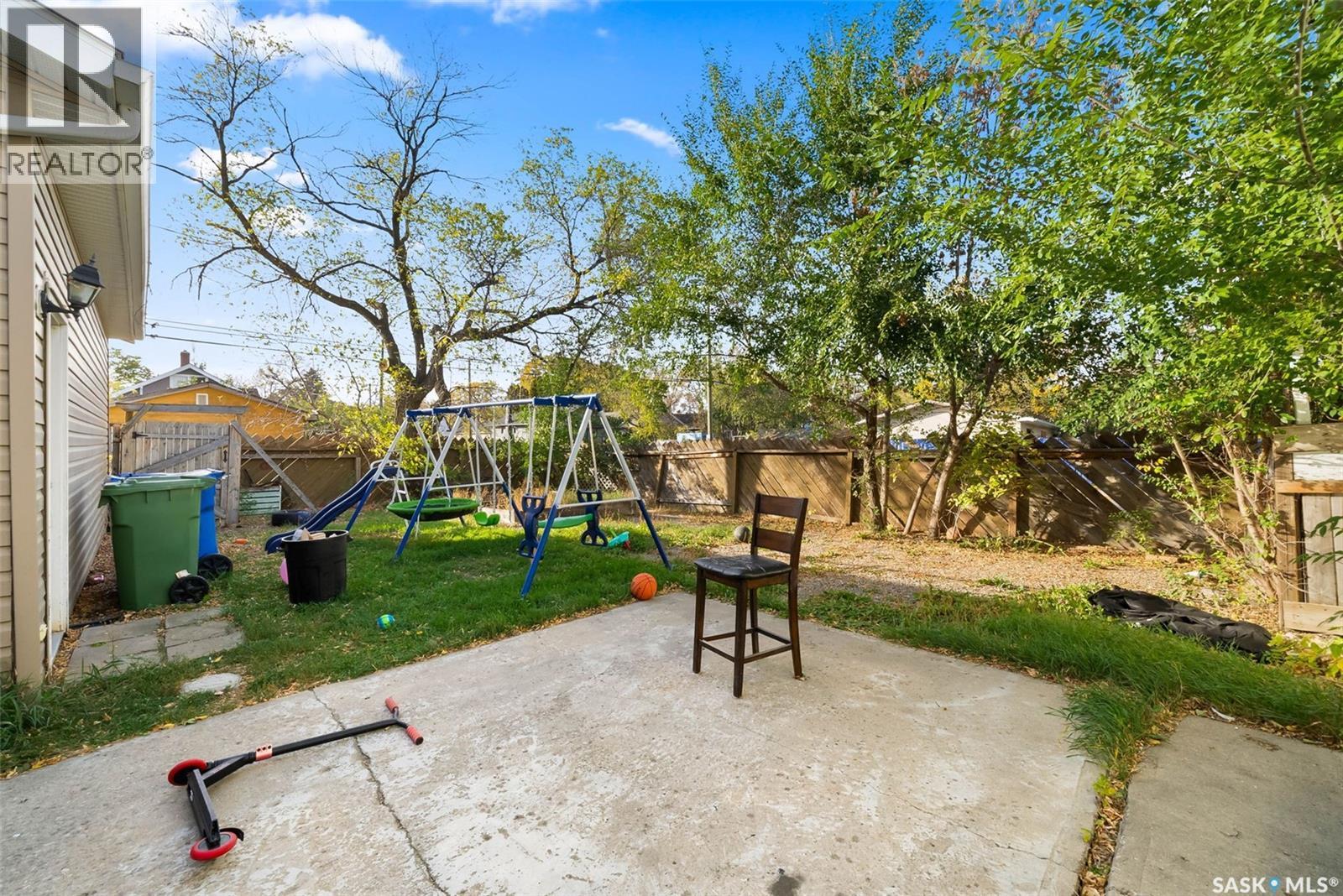 1400 Queen Street, Regina, SK - Outdoor With Backyard
