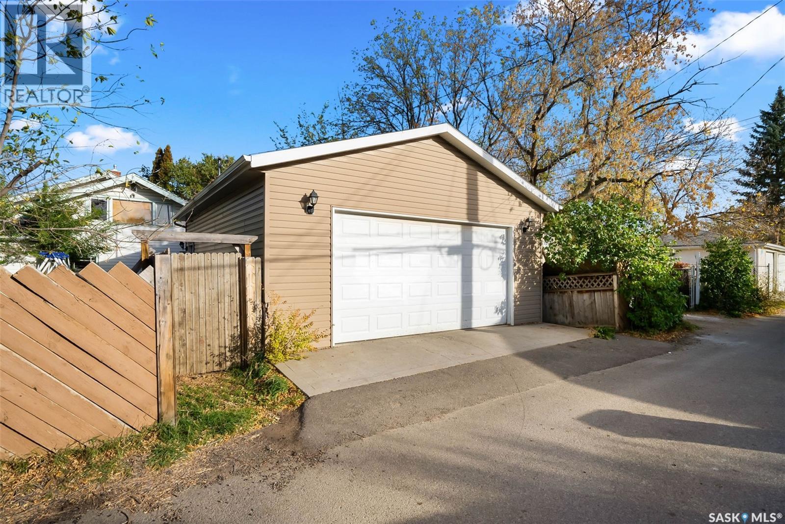 1400 Queen Street, Regina, SK - Outdoor