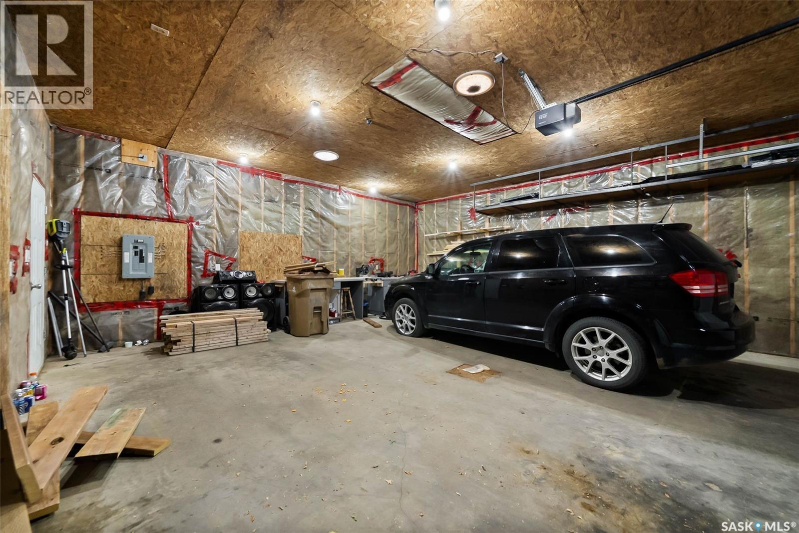 1400 Queen Street, Regina, SK - Indoor Photo Showing Garage