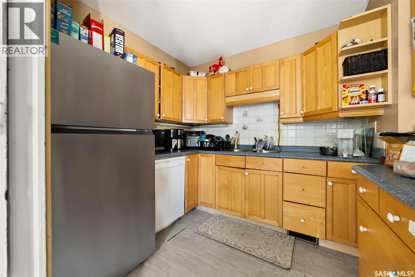 1400 Queen Street, Regina, SK - Indoor Photo Showing Kitchen With Double Sink