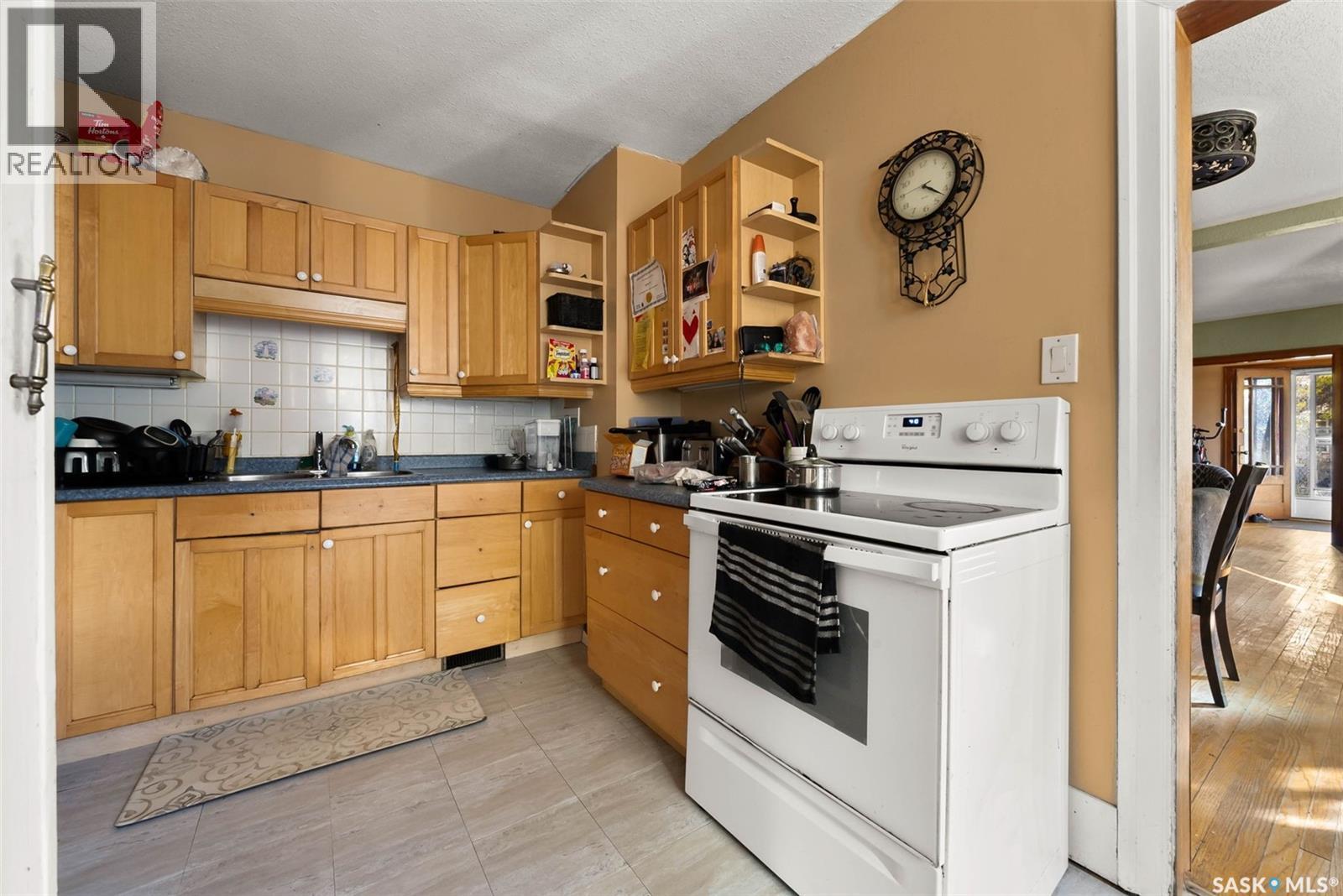 1400 Queen Street, Regina, SK - Indoor Photo Showing Kitchen With Double Sink